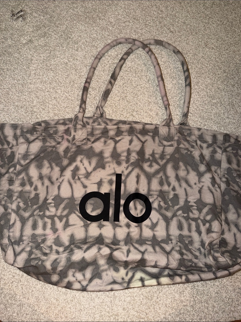 ALO Yoga Tie-Dye Tote in Gray and Cream